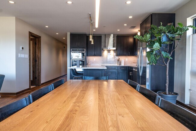 Foto del edificio - 4 bed / 4.5 bath flat in South Plaza overlooking UMKC and Brookside Blvd