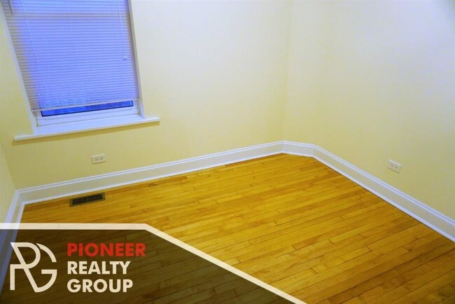 Building Photo - 3622 N Marshfield Ave