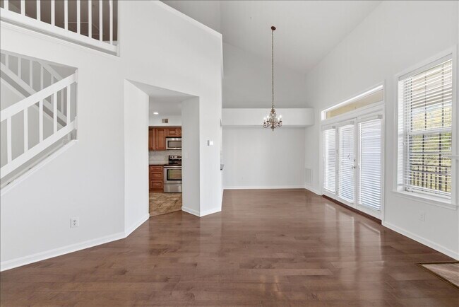 Foto del edificio - "Luxurious 2-Bed Condo with, loft, Granite Elegance & Hardwood Charm in Reston, VA!"