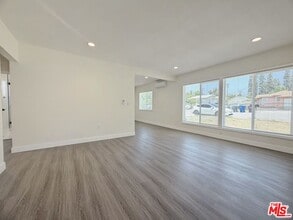 Building Photo - 410 E Cherry Ave