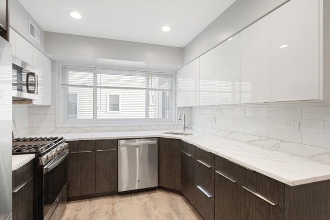 Building Photo - 2333 W Lunt Ave