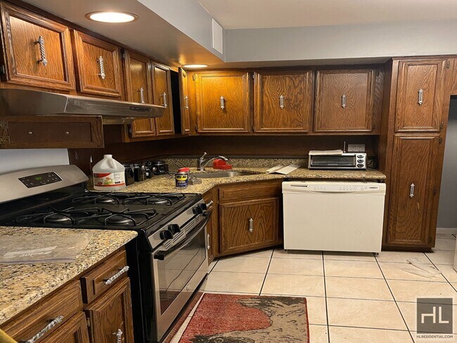 Building Photo - Great Three Bedroom Two Bath Woodside,NY