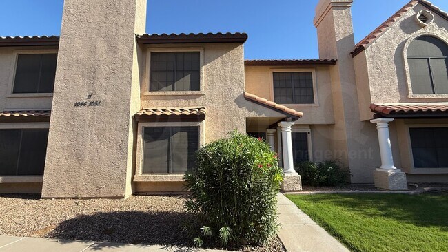 Building Photo - 921 W University Dr