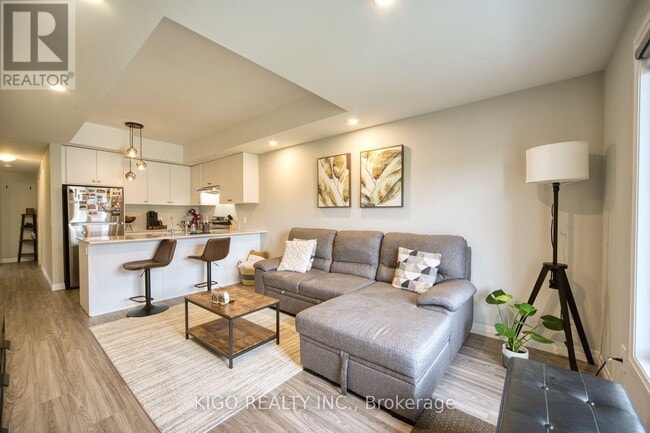 Building Photo - 10 S Creek Dr