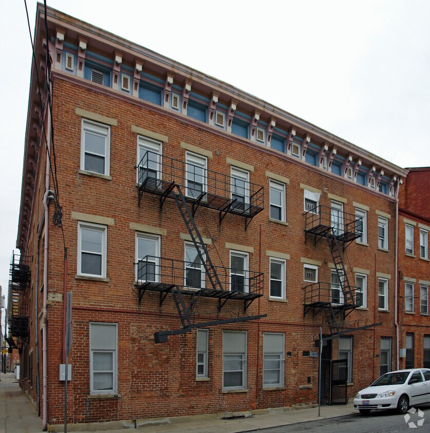 Building Photo - Broadway Square