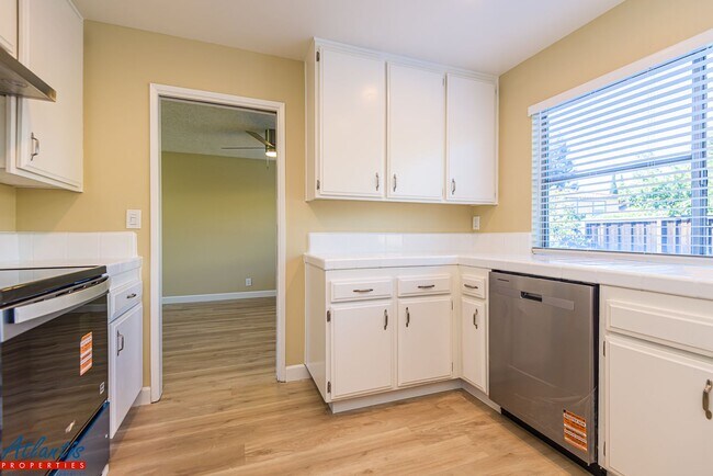 Foto del edificio - Beautiful Home | Remodeled | Corner Lot