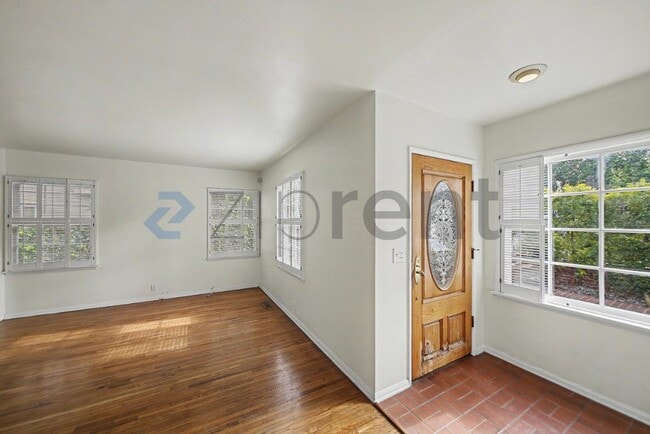 Building Photo - Unit