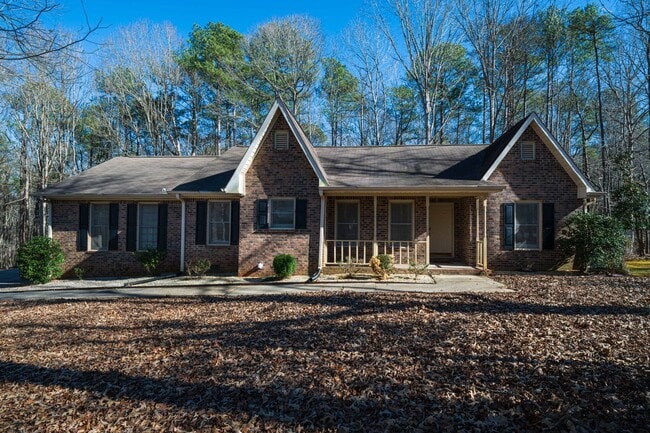 Foto del edificio - Move-In Ready Brick Ranch on Wooded Acre in Hampton Woods!
