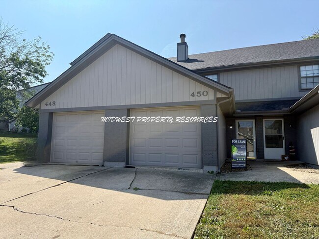 Foto del edificio - Beautiful 2 Bedroom Townhome with Updated ...