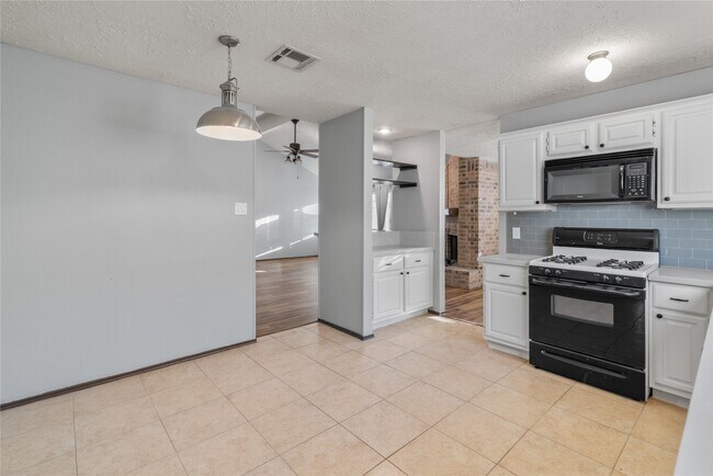 Foto del edificio - 934 Holly Hall Dr