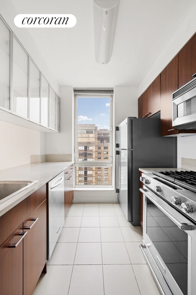 Building Photo - 215 E 96th St