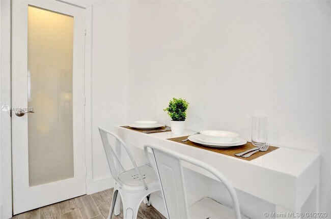 Foto del edificio - 421 NE 73rd St