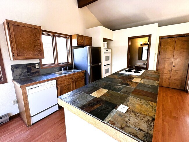 Building Photo - 30679 Hilltop Dr