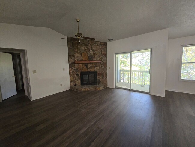 Foto del edificio - 1018-8 Woodcreek ~ Stewarts Creek