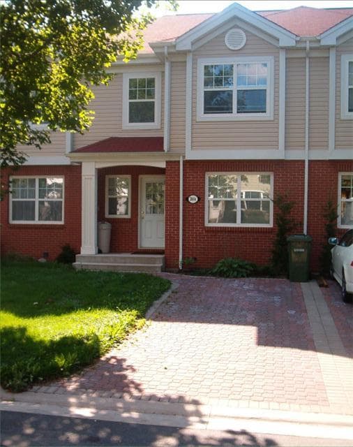 Building Photo - 3804 Memorial Dr