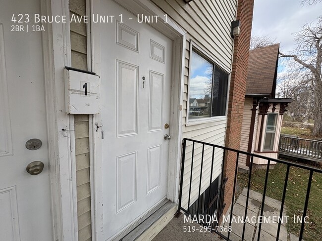 Photo du bâtiment - SPACIOUS 2BED/1BATH UPDATED UNIT ON BRUCE!...