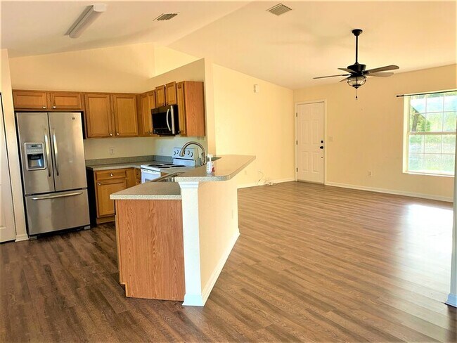 Building Photo - 3/2/2 home, 9 miles from WEC!