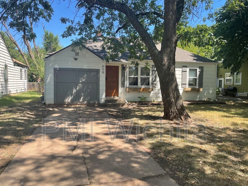 Foto principal - 608 N Parkwood Ln