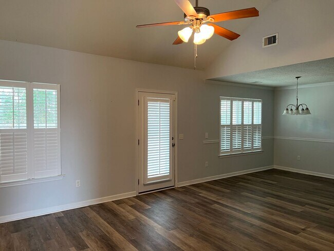 Foto del edificio - 148 Sandalwood Cir.