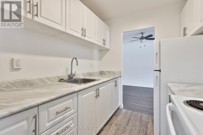 Building Photo - 900 Glen St