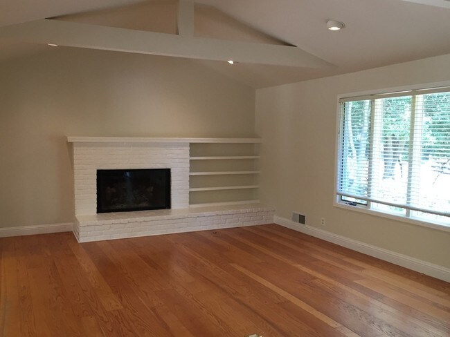 Building Photo - 13 Sleepy Hollow Ln