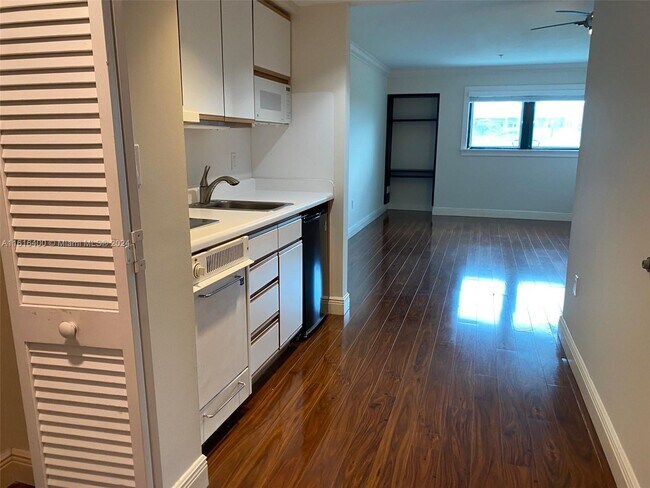 Building Photo - 5715 Sunset Dr