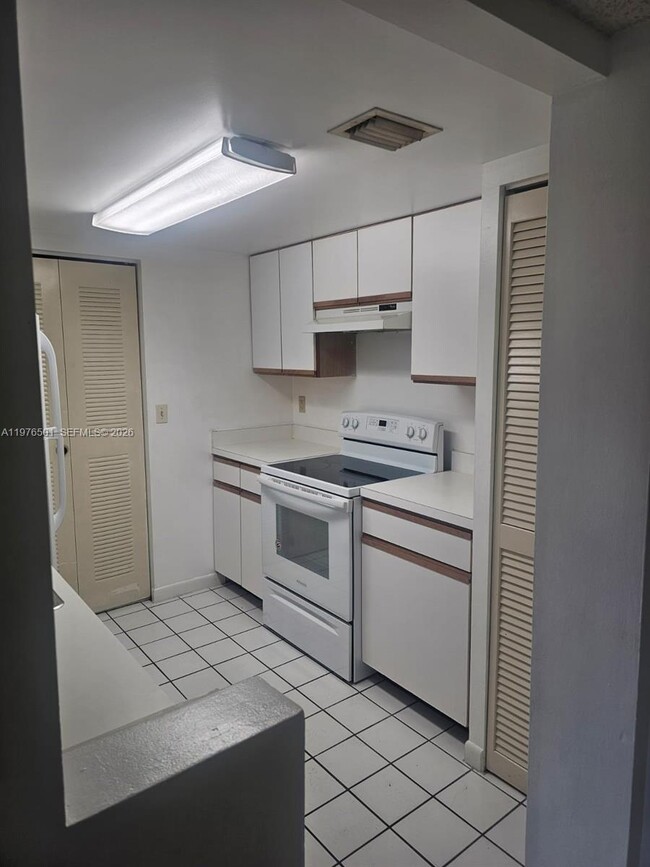 Building Photo - 9799 Westview Dr