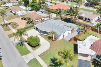 Building Photo - 921 SE 15th Ct