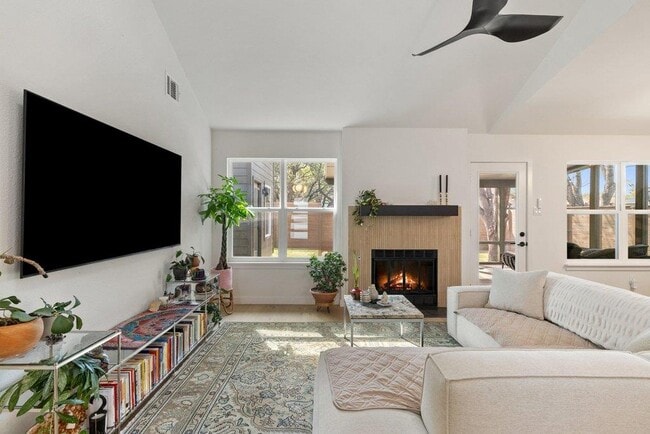 Foto del edificio - 8202 Cache Dr