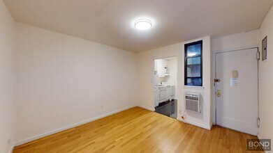 Building Photo - 213 E 84th St