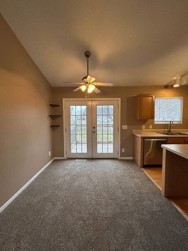 Foto del edificio - Spacious Split Level Living in Millard with a Backyard You’ll Love