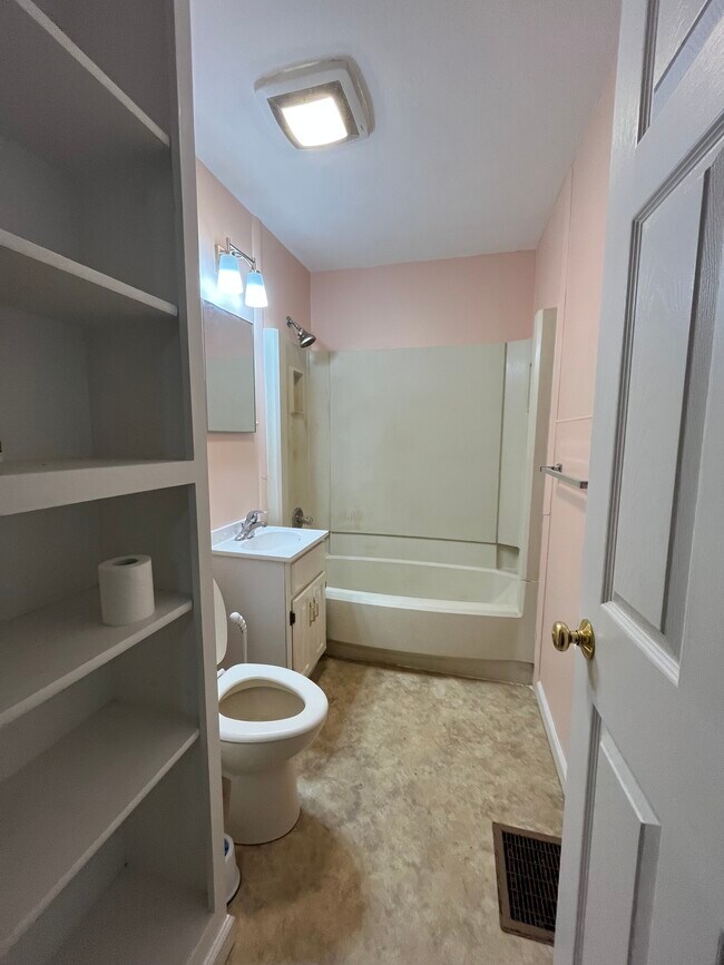 Foto del edificio - 2220 Roselawn Ave