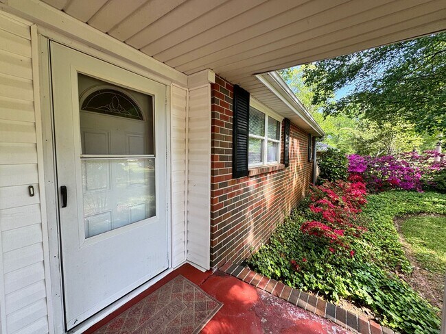 Foto del edificio - Recently Updated 4-Bedroom Ranch Home w/a 2 Bedroom Guest Cottage! Ready 04-23-26! Pet Friendly Home