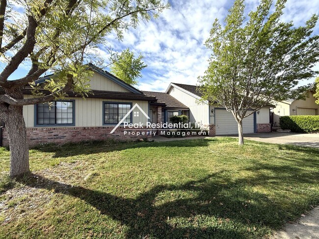 Foto del edificio - Wonderful Orangevale 4bd/2ba Home with 2 Car Garage!