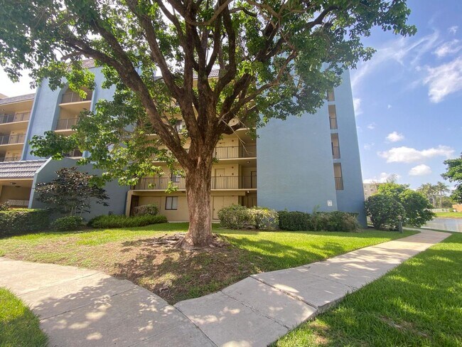 Building Photo - 2828 Tennis Club Dr