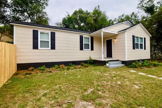 Building Photo - $995 - Updated 3 bed/2 bath house for rent off Wrightsboro Road, with fenced-in yard!