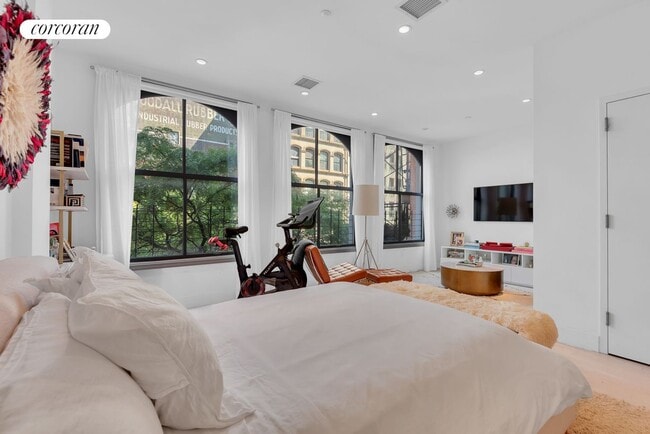 Foto del edificio - 228 W Broadway