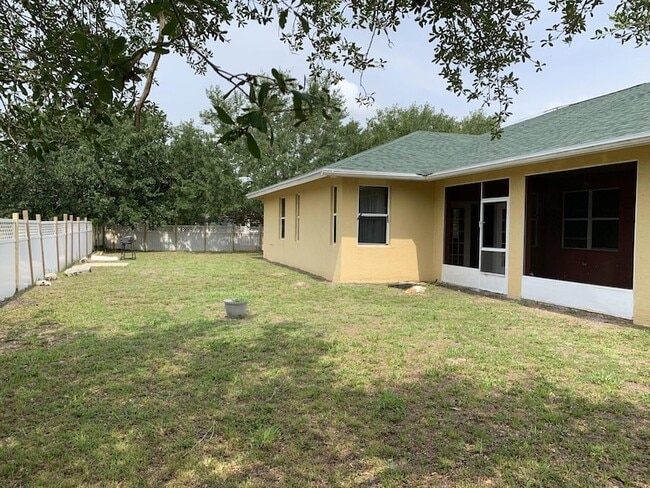 Building Photo - 180 SW Oakridge Dr