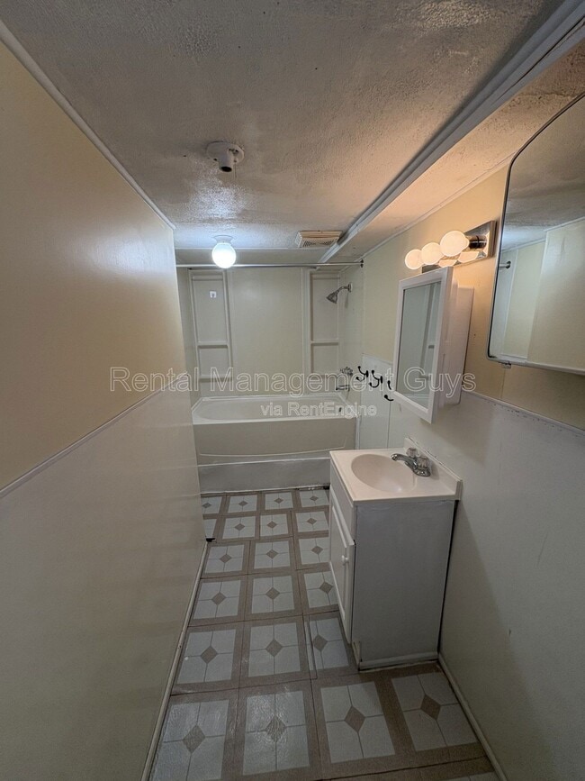 Building Photo - 529 Stryker Ave