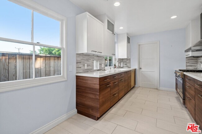 Foto del edificio - 3709 Stone Canyon Ave