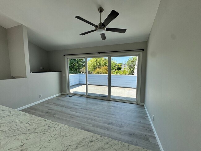 Foto del edificio - Eastside Costa Mesa Townhome with 2-Car Ga...