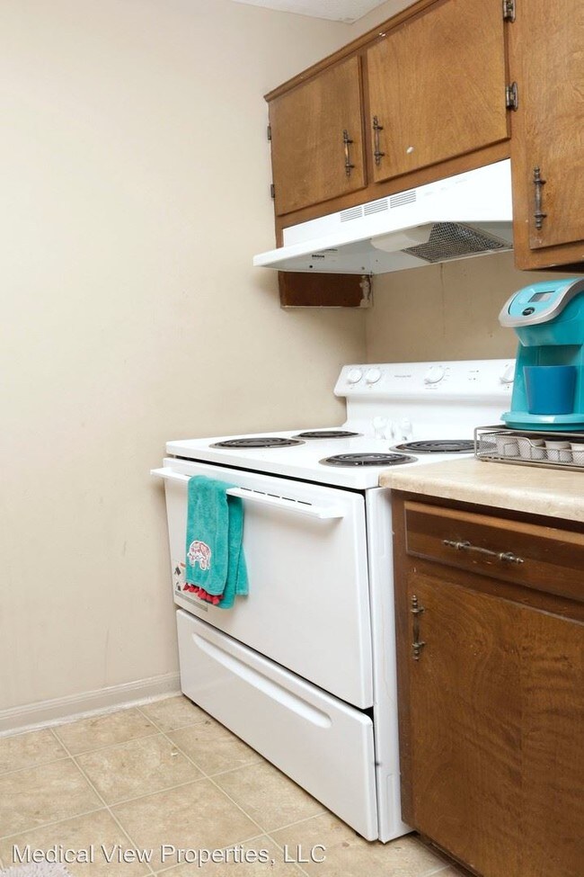 Foto del edificio - 3 br, 1.5 bath Apartment - 140 Gazette Avenue