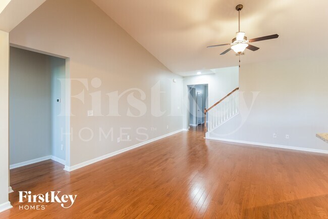 Foto del edificio - 647 Redbud Ln