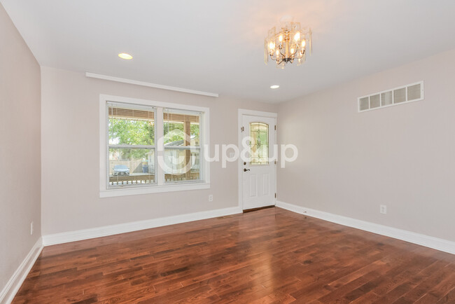 Building Photo - Fantastic 2bd/2ba home! Let yourself in!