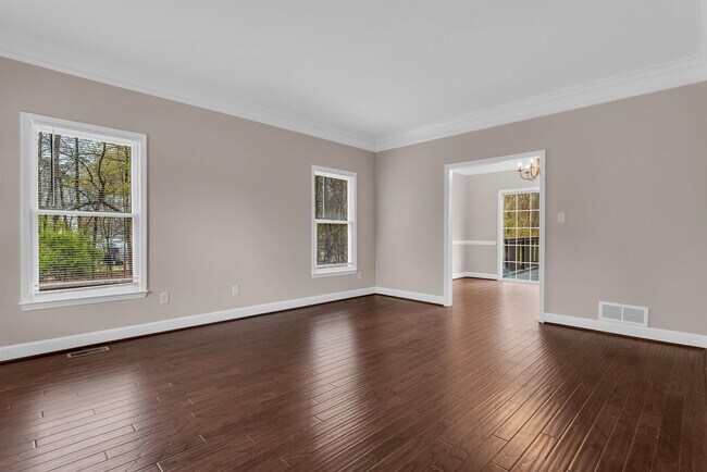 Building Photo - 110 Regent Ct