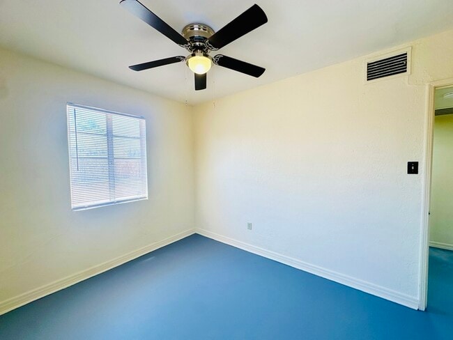 Building Photo - Spacious Private Yard with Washer/Dryer Ho...