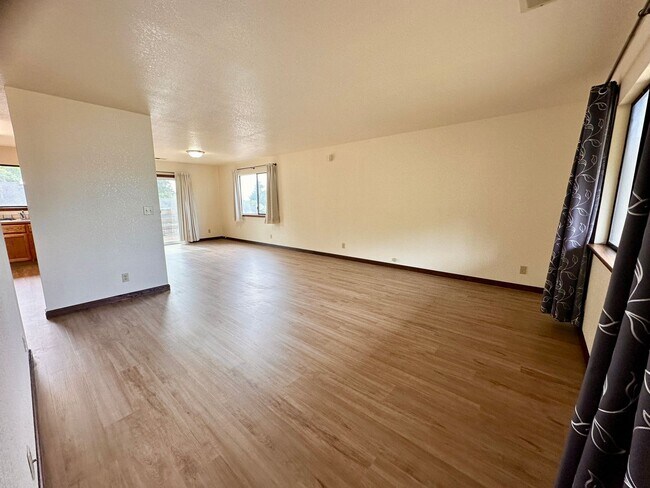 Foto del edificio - Spacious 3 Bed, 2 Bath Home in Desirable Humboldt Hill