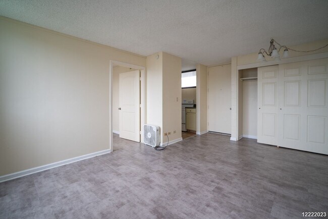Foto del edificio - CONVENIENTLY LOCATED 1BR/1BA/1PKG UNIT IN THE CENTRE COURT CONDOMINIUM IN HALAWA
