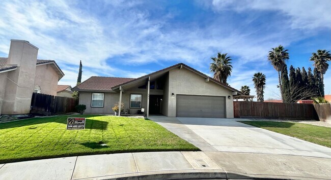Building Photo - Beautiful Single Story 3 Bedroom 2 Bath! I...