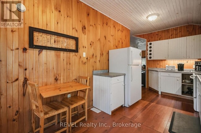 Building Photo - 2862 Vimy Rd